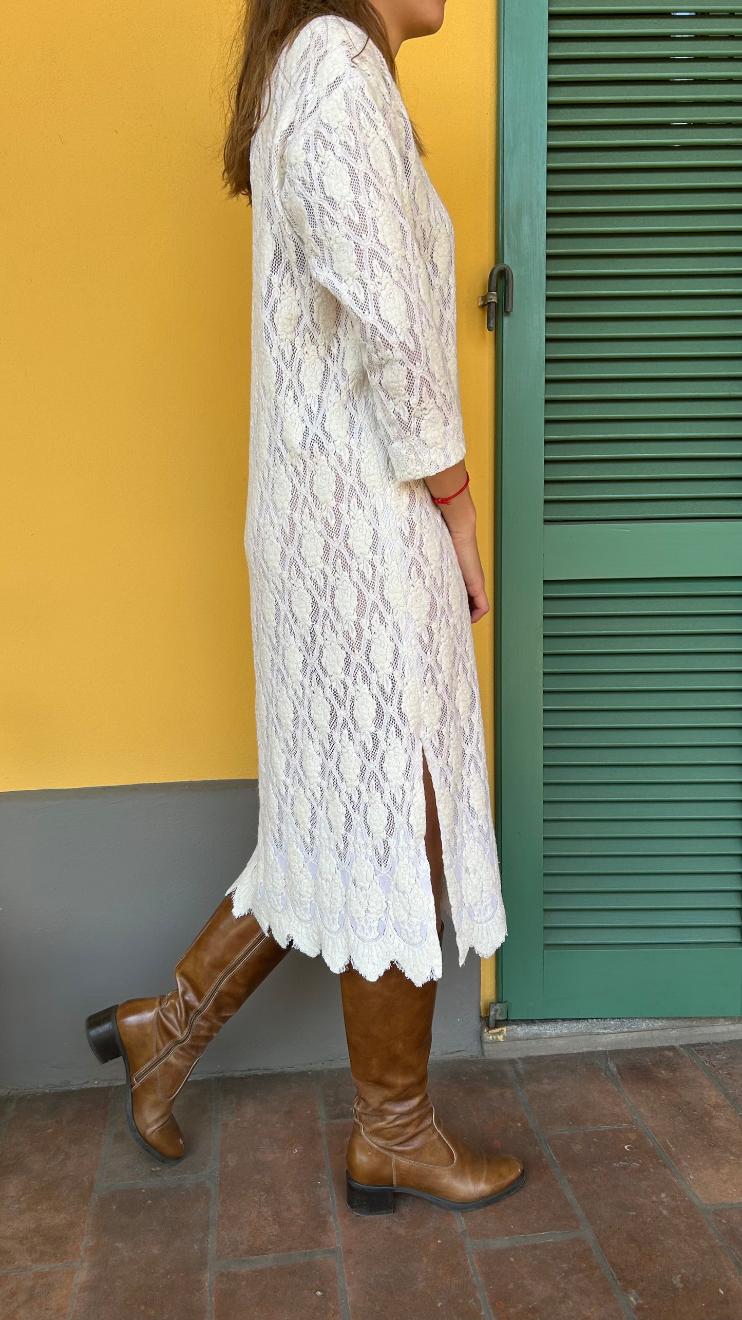 Abito in pizzo con spacchi