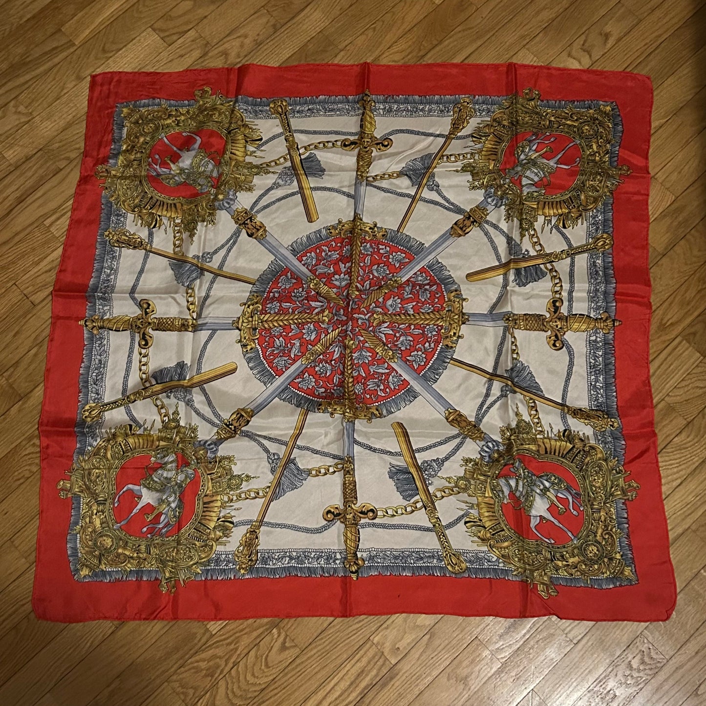 Foulard in seta “Cavalli e spade”