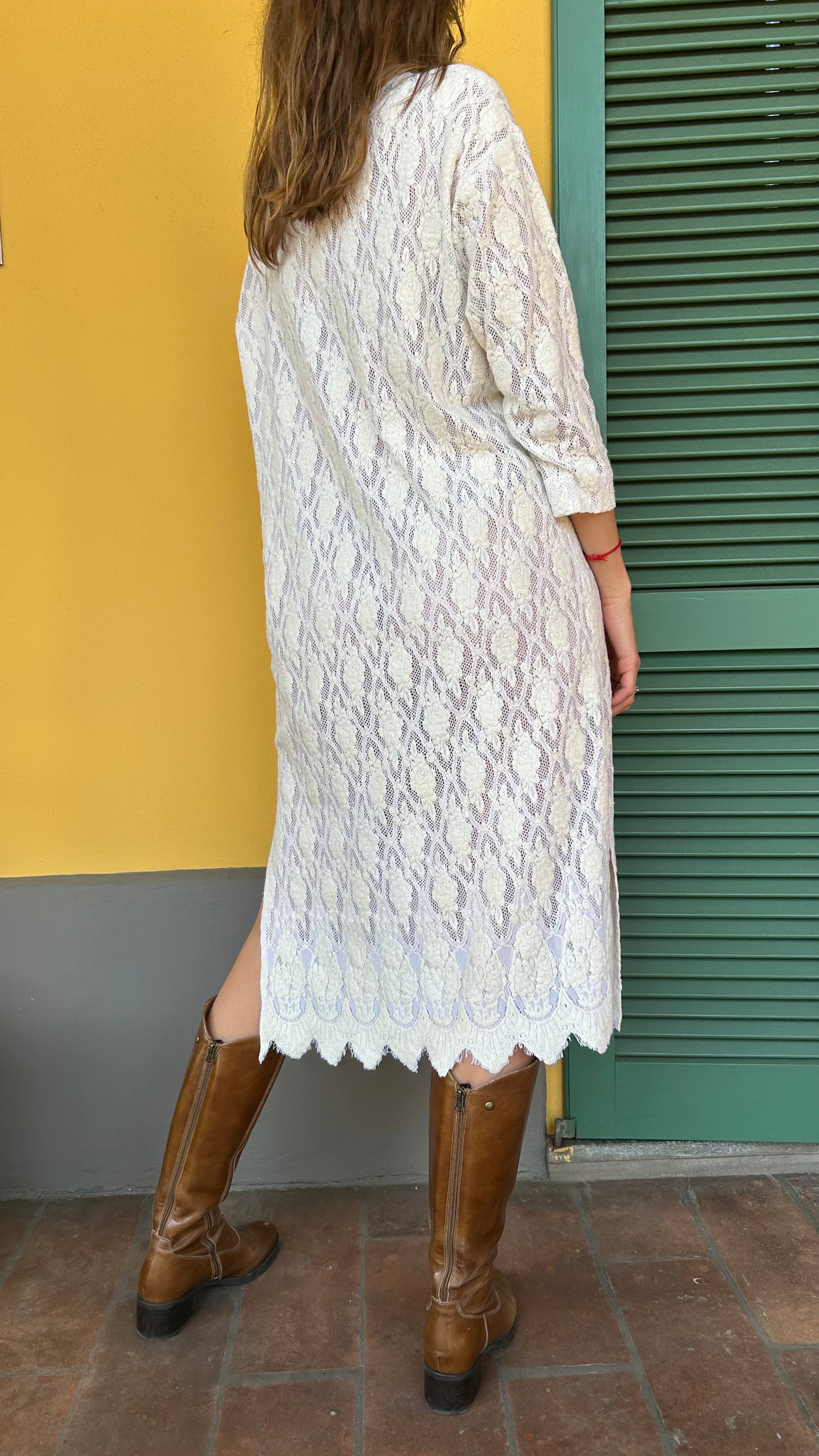 Abito in pizzo con spacchi
