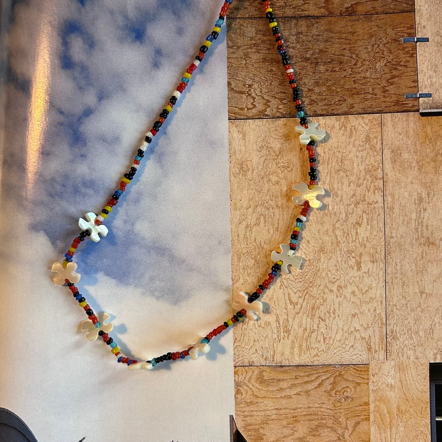 Collana "Arcobaleno e fiori bianchi"