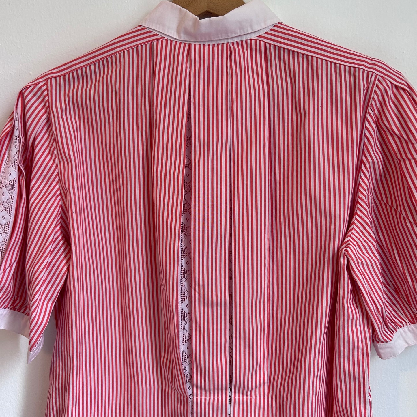 Camicia a righe bianche e rosse