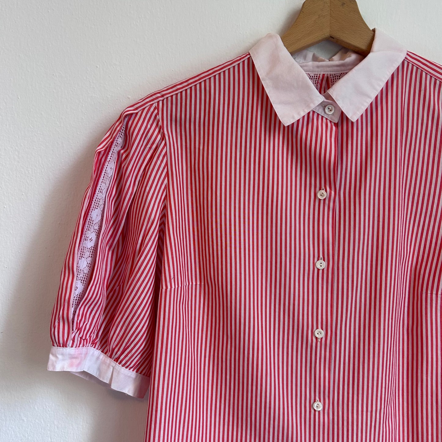 Camicia a righe bianche e rosse