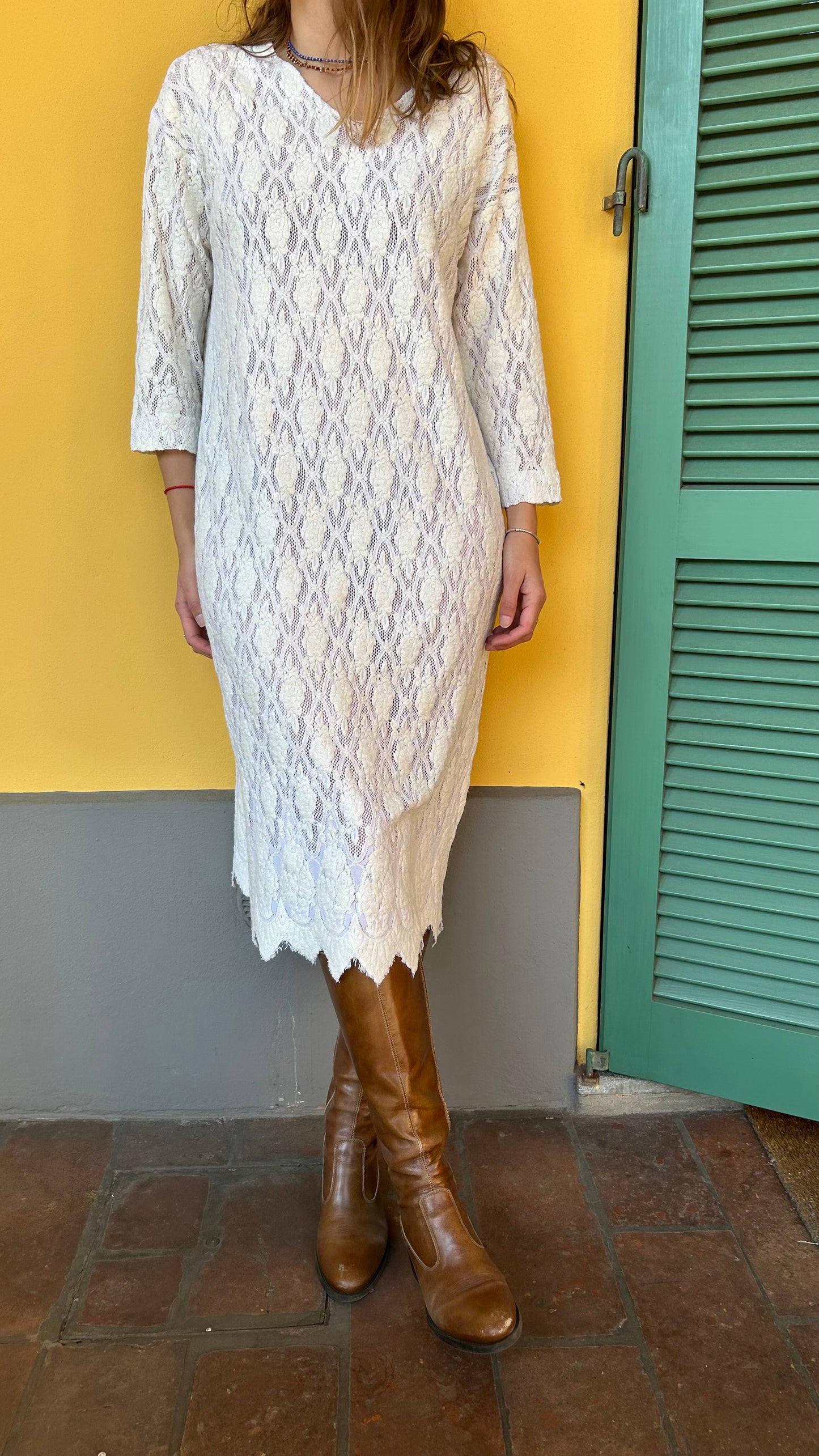 Abito in pizzo con spacchi