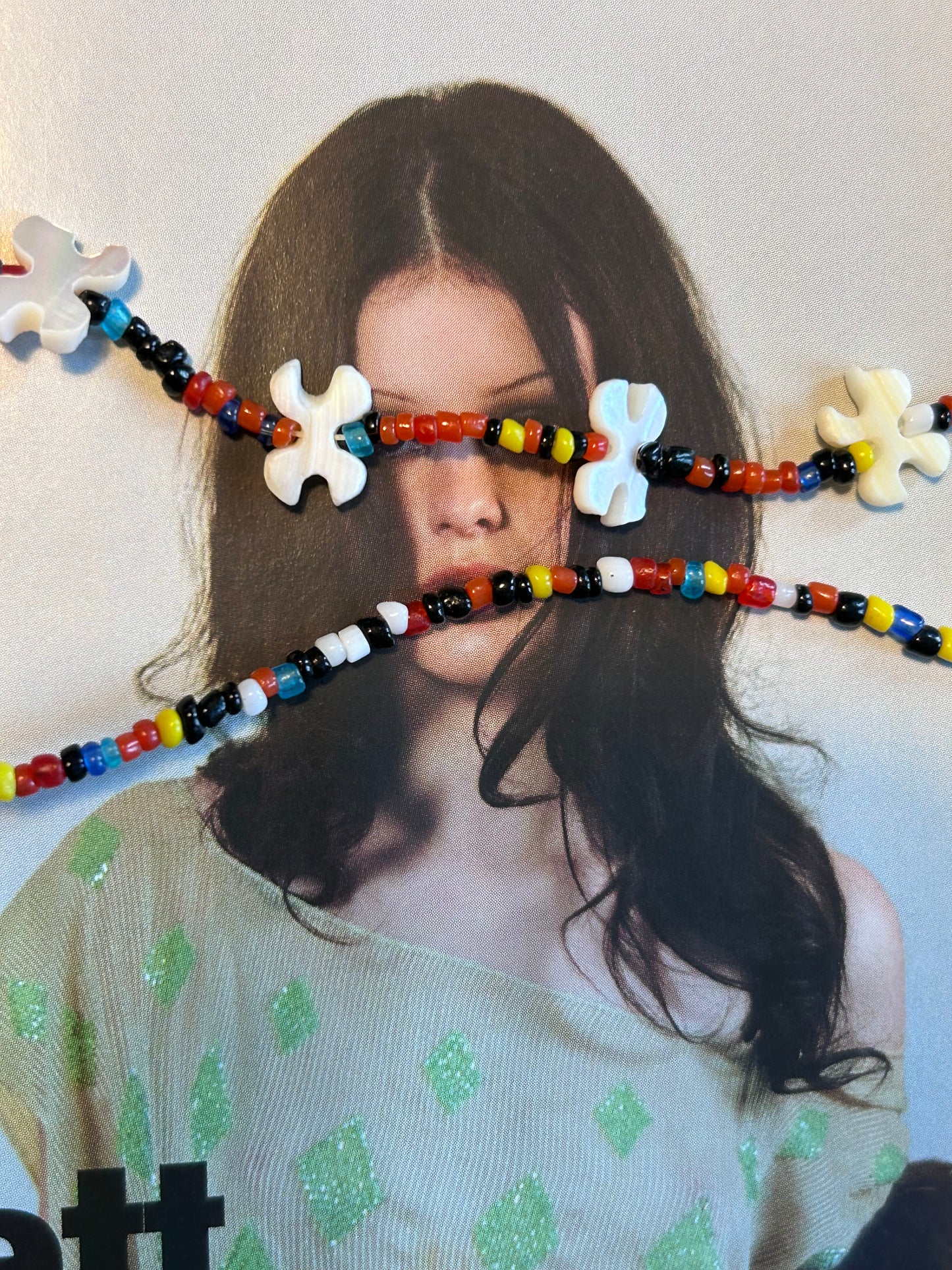 Collana "Arcobaleno e fiori bianchi"
