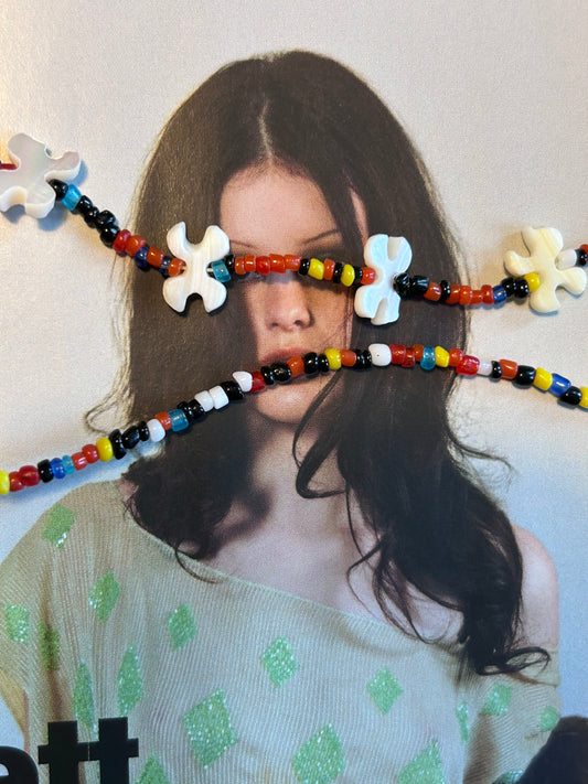 Collana "Arcobaleno e fiori bianchi"