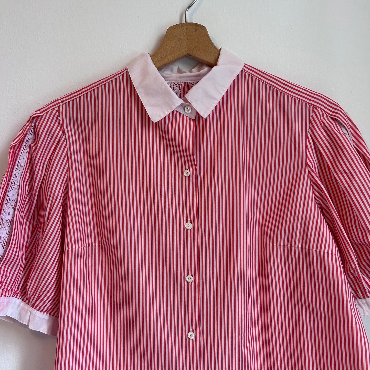 Camicia a righe bianche e rosse