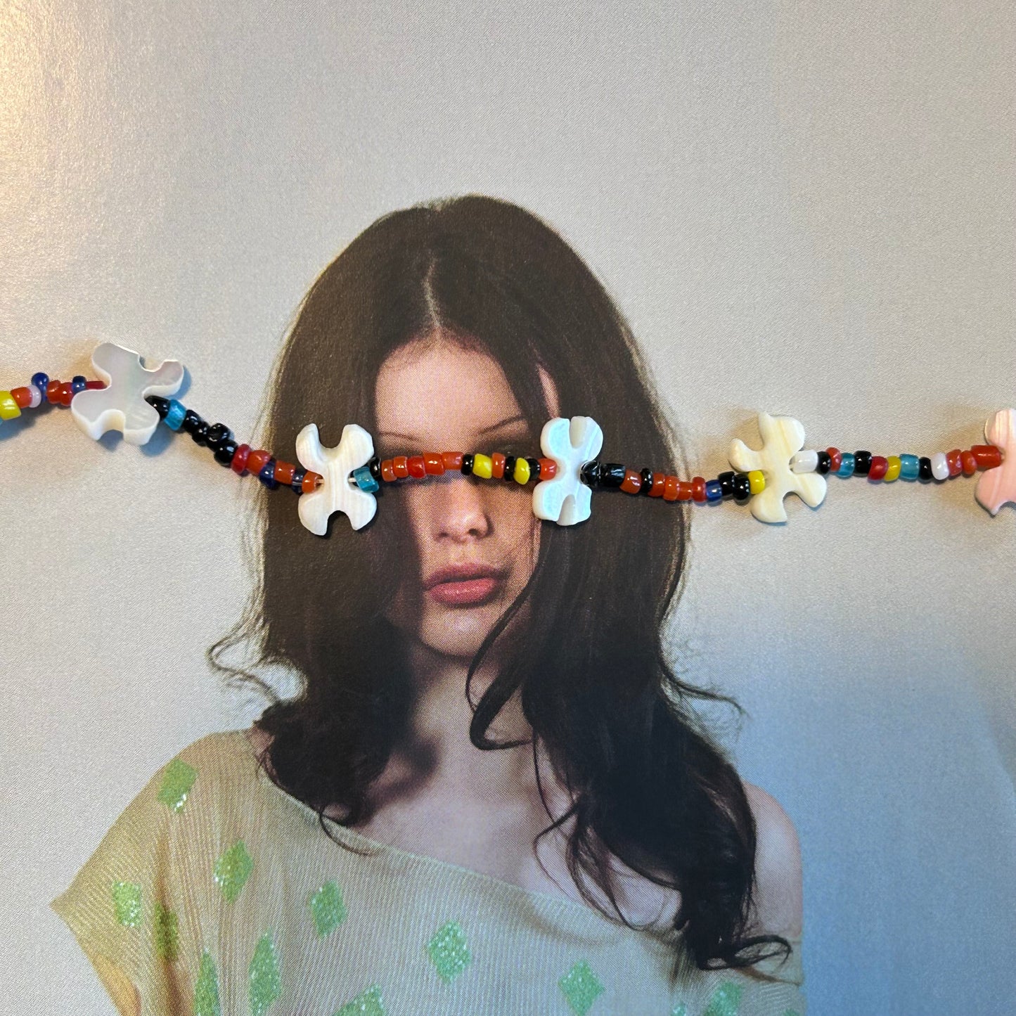Collana "Arcobaleno e fiori bianchi"
