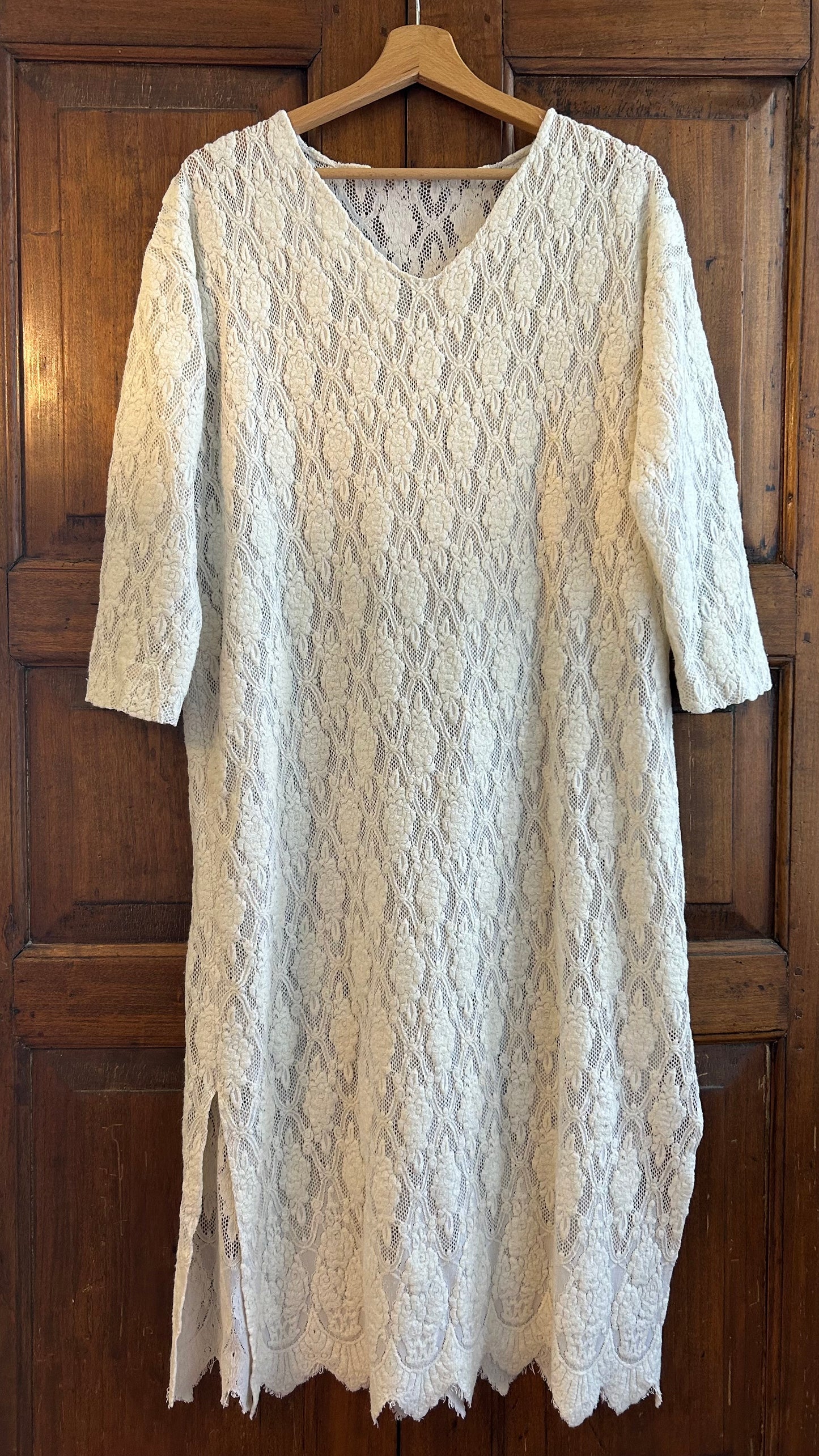 Abito in pizzo con spacchi