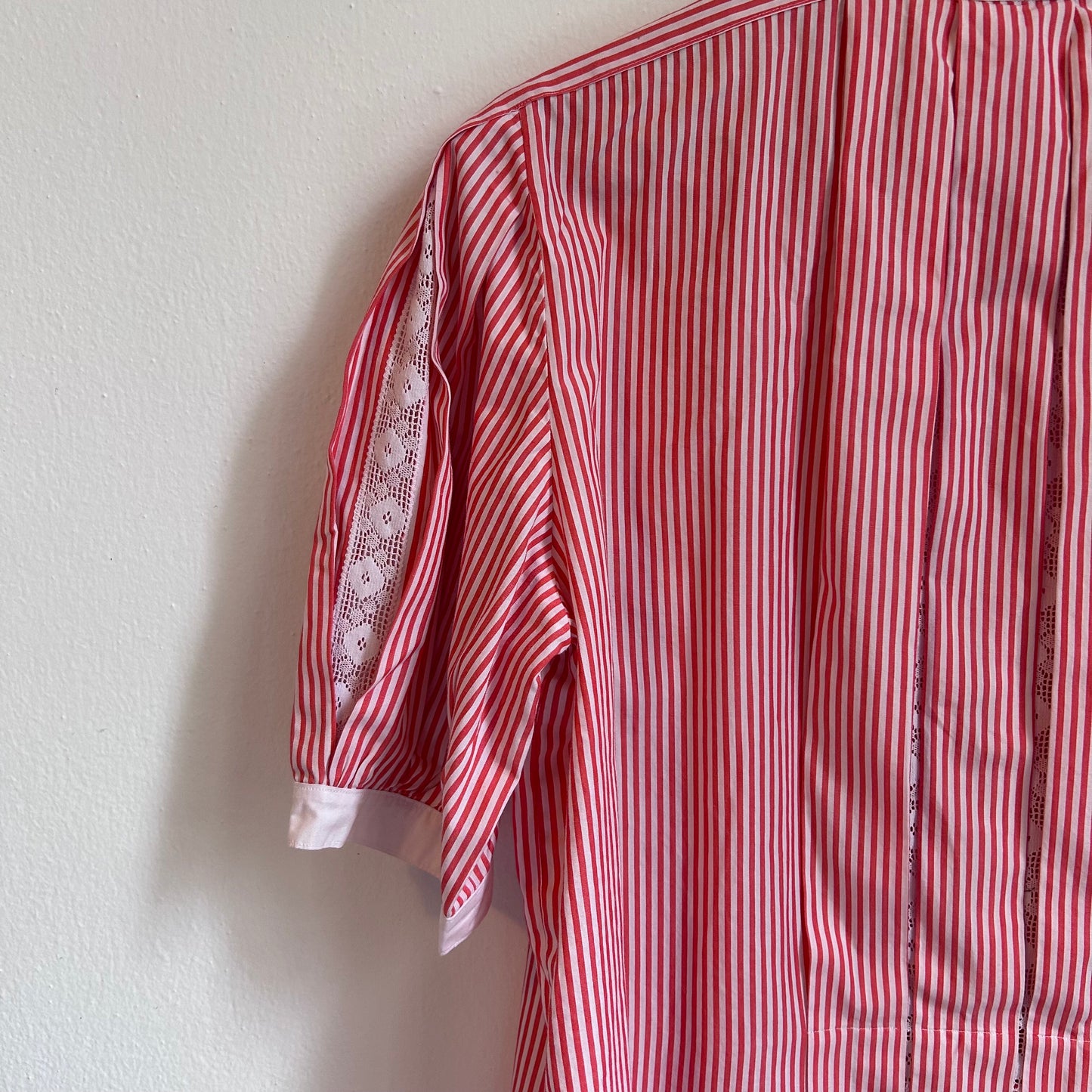 Camicia a righe bianche e rosse