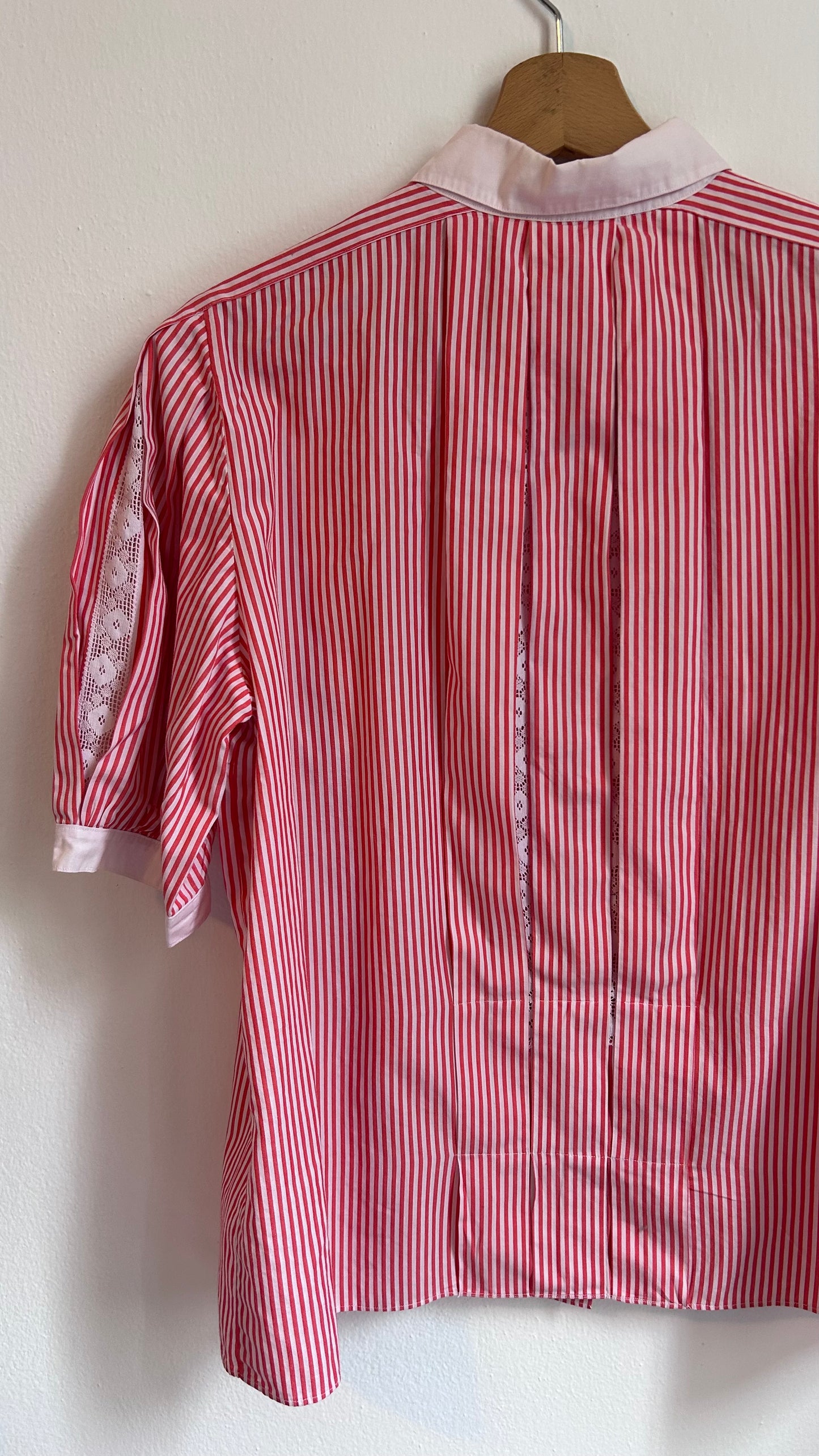 Camicia a righe bianche e rosse