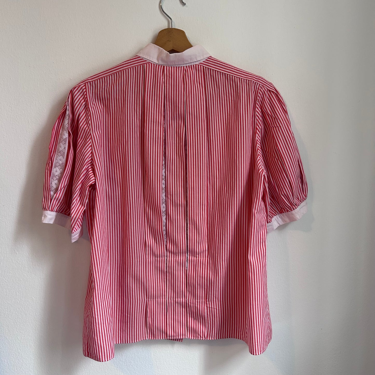 Camicia a righe bianche e rosse