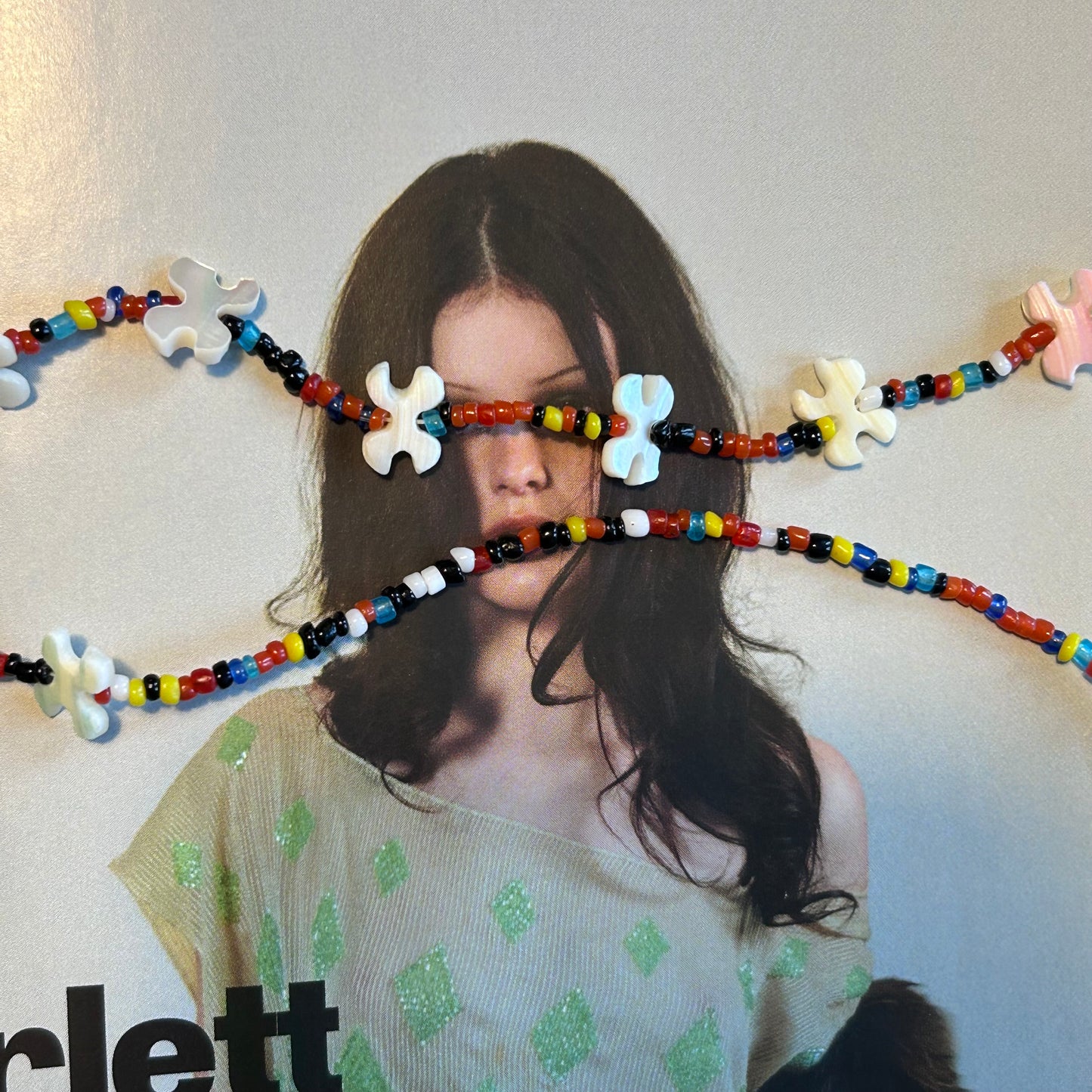 Collana "Arcobaleno e fiori bianchi"