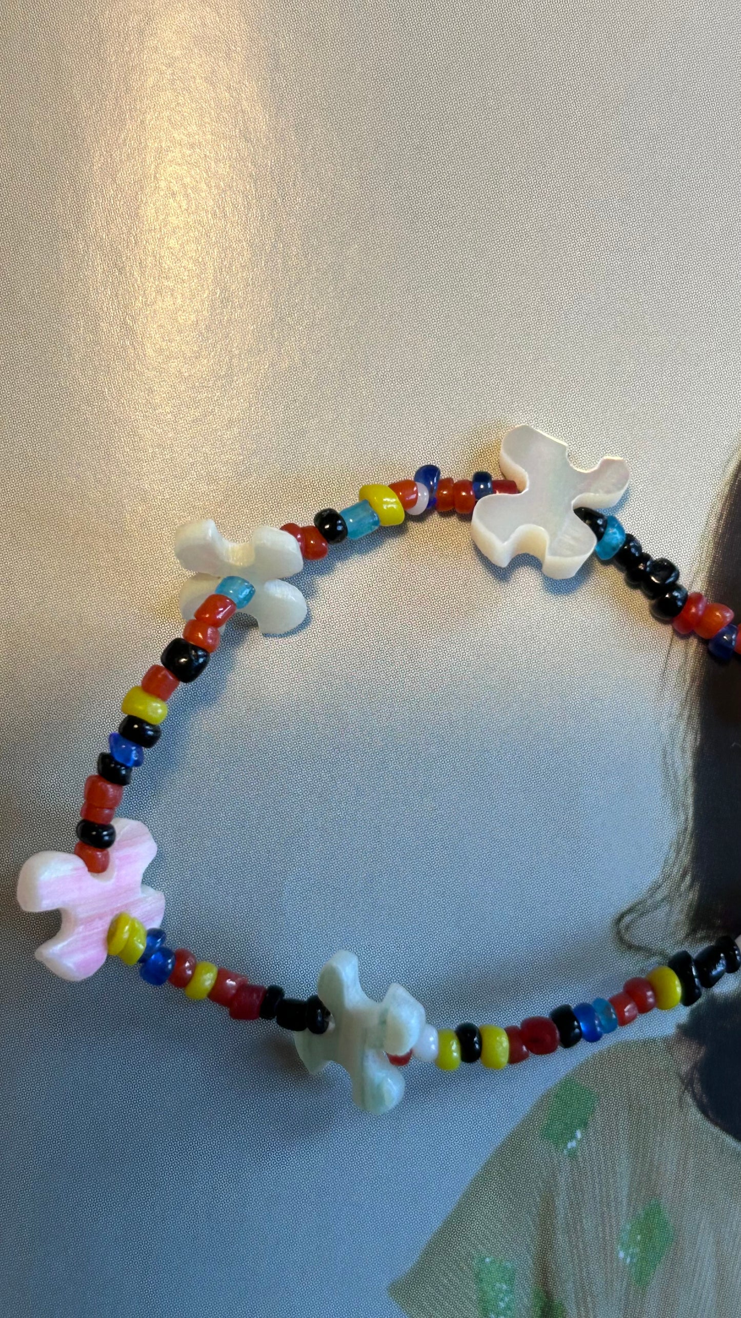 Collana "Arcobaleno e fiori bianchi"