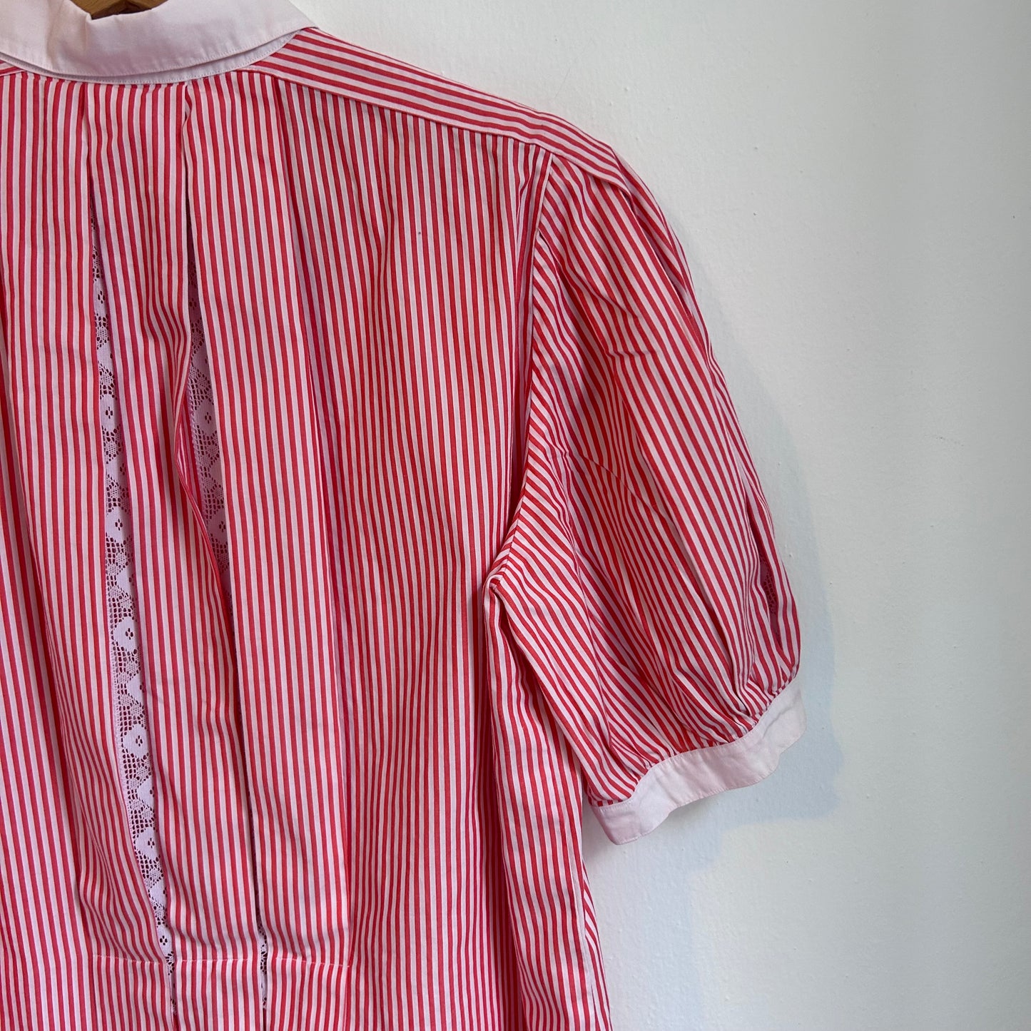 Camicia a righe bianche e rosse