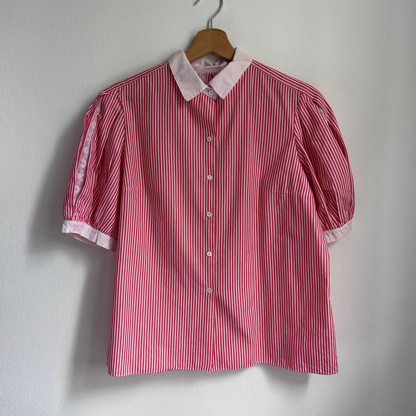 Camicia a righe bianche e rosse