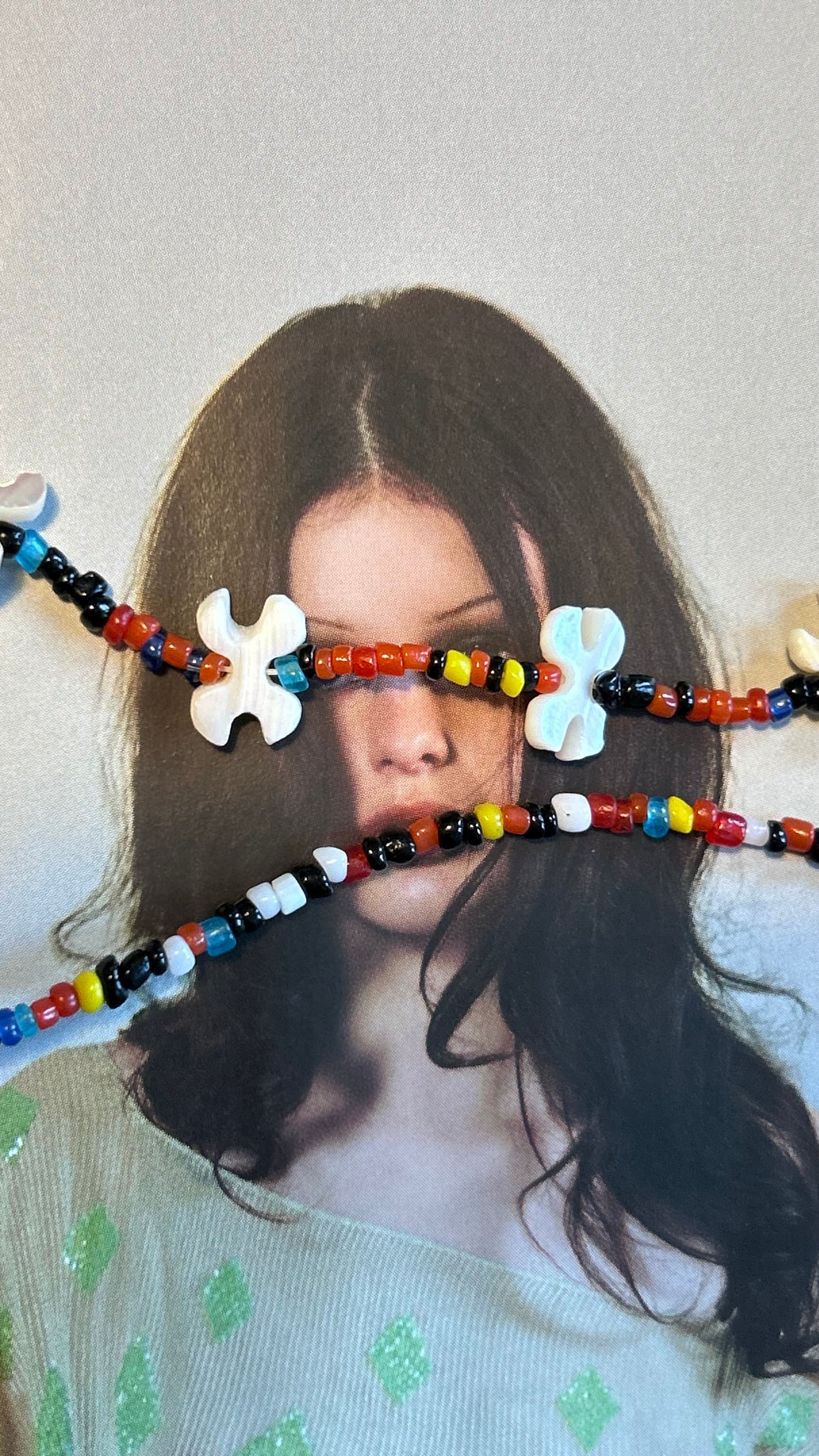 Collana "Arcobaleno e fiori bianchi"