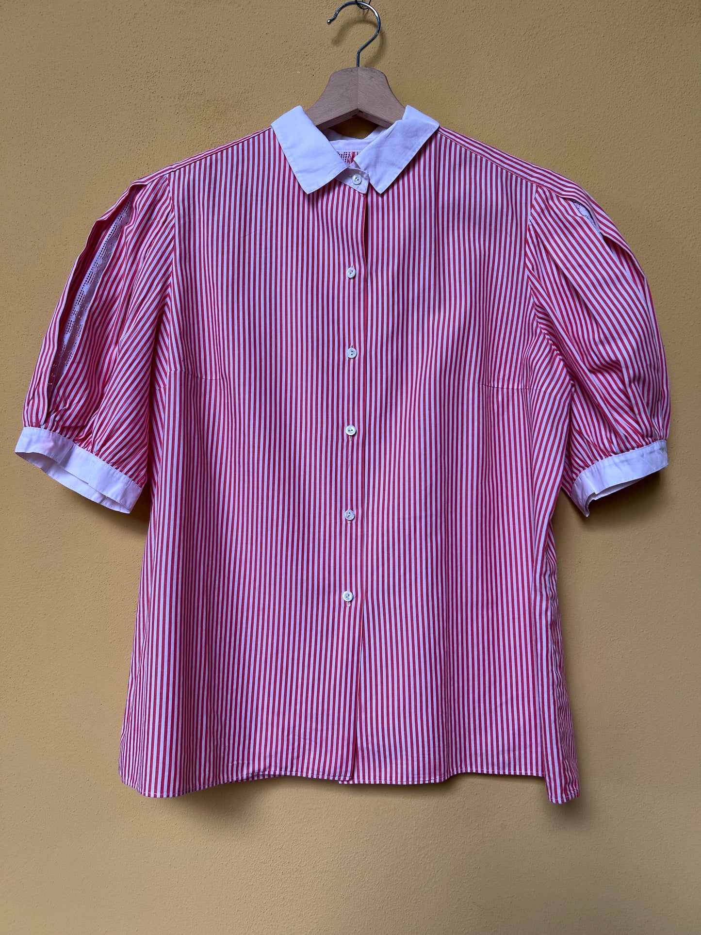 Camicia a righe bianche e rosse