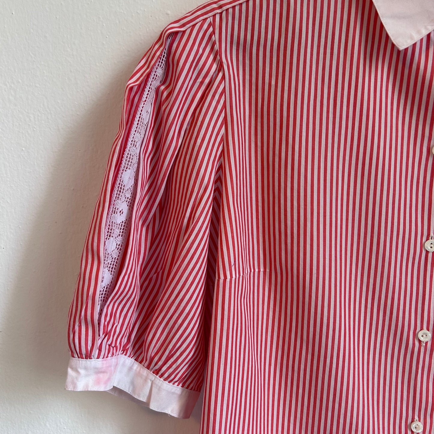 Camicia a righe bianche e rosse
