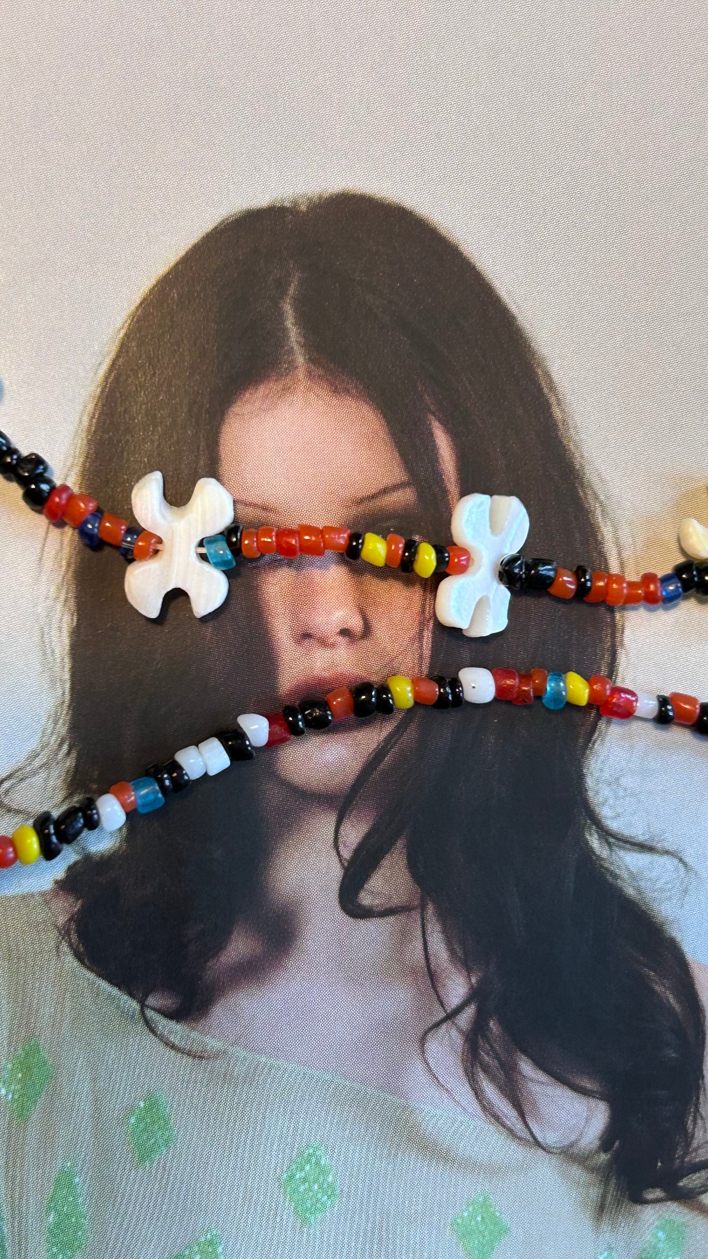 Collana "Arcobaleno e fiori bianchi"